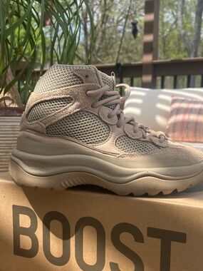 Yeezy Boost 700 adidas Sneaker
Men size 4.5, women size 6